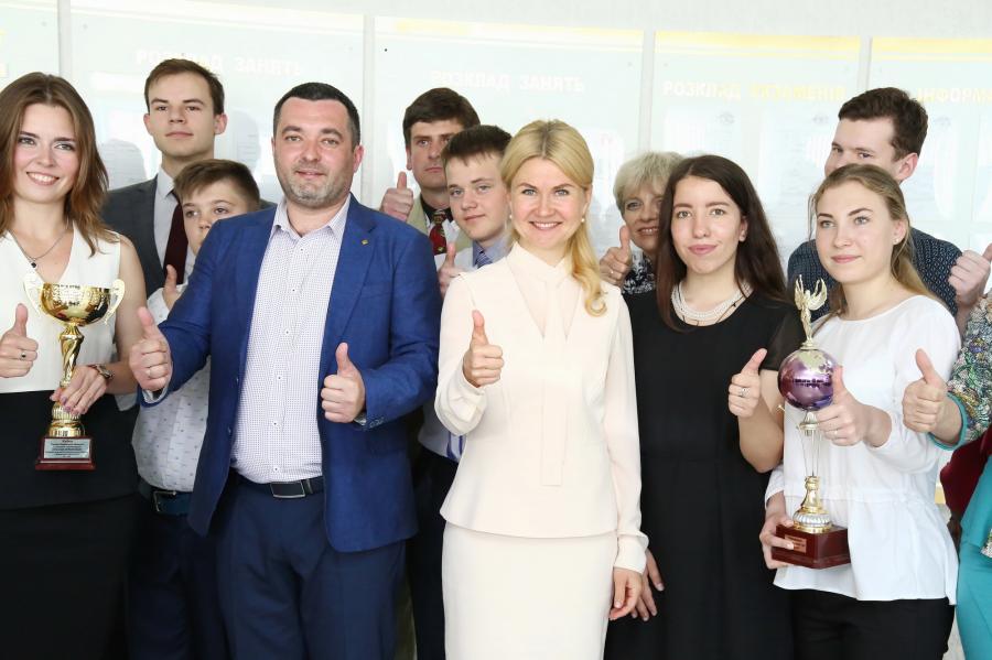 Юлія Світлична нагородила переможців Першого регіонального турніру з фінансової грамотності