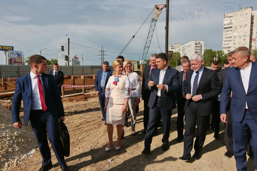 Вместе с Премьер-министром Украины Владимиром Гройсманом 17 мая глава ХОГА посетила строительство электродепо «Алексеевское»