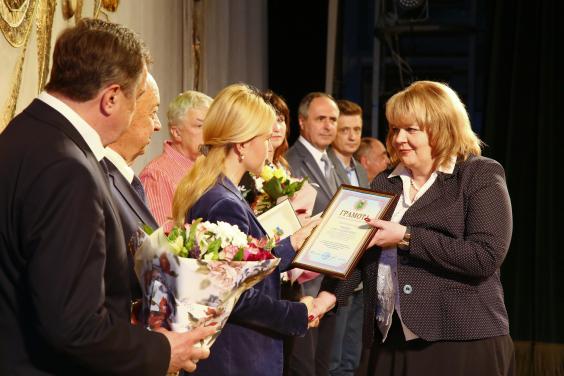 Юлия Светличная вручила награды и стипендии лучшим ученым области