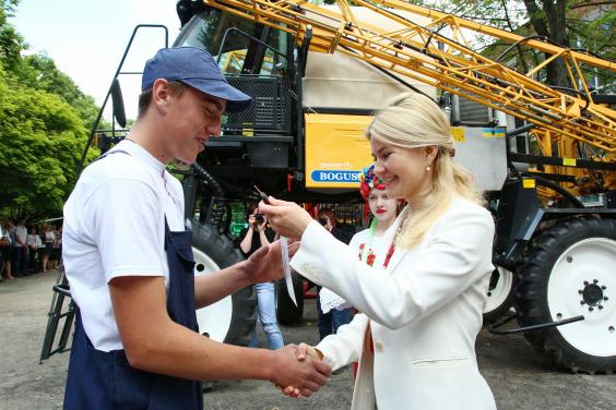 Юлія Світлична передала ключі від нової сільськогосподарської техніки колективу Богодухівського аграрного ліцею