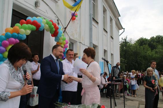 Михайло Черняк передав нову техніку колективу школи в Есхарі