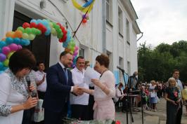 Михайло Черняк передав нову техніку колективу школи в Есхарі