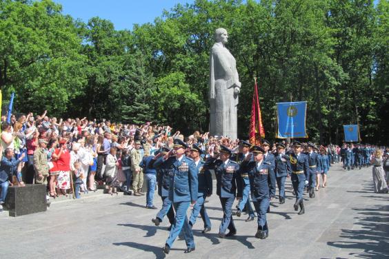 Близько 350 випускників військового вишу поповнили лави офіцерів Збройних сил України