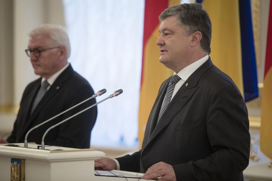Розраховуємо, що рішення щодо миротворців на Донбасі буде прийнято найближчим часом. Президент