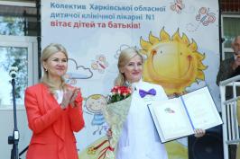 В День защиты детей Юлия Светличная Областную детскую больницу №1
