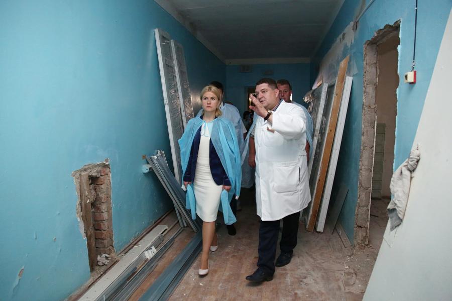 В Ізюмській лікарні замінять вікна й двері інфекційного відділення та реконструюють покрівлю над оперблоком