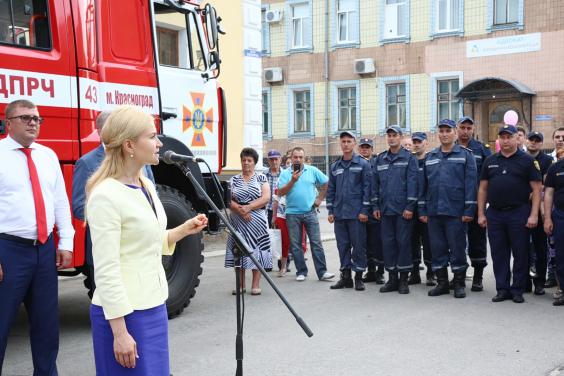Юлія Світлична передала громаді Красноградщини новий пожежний автомобіль