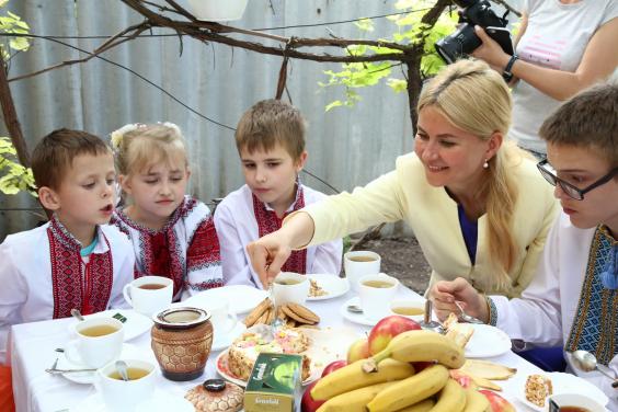 Юлія Світлична відвідала дитячий будинок сімейного типу родини Глебових