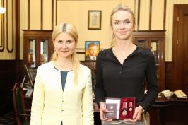 Юлія Світлична передала державну нагороду Еліні Світоліній