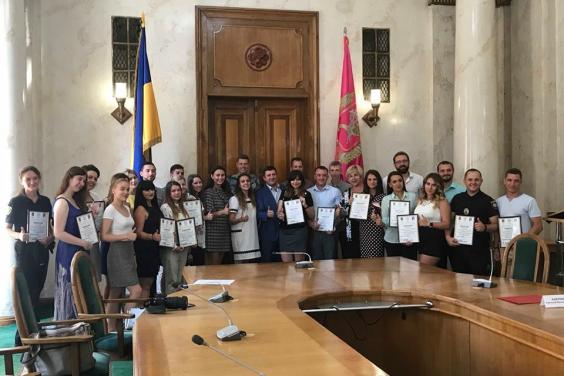 Анатолій Бабічев вручив сертифікати про завершення навчання учасникам програми «Молодіжний працівник»