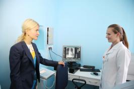 Юлия Светличная передала новое оборудование Чугуевской районной больнице