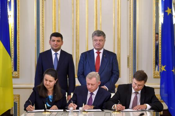 Україна стає сильнішою і рухається до ЄС – Президент під час підписання Угоди щодо макрофінансової допомоги Україні