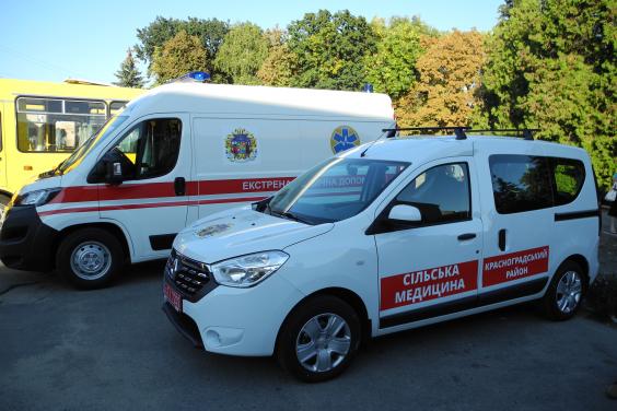 Красноградский район получил 3 школьных автобуса и 2 автомобиля медицинской помощи