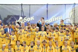 На відбудованому стадіоні в Дергачах провели футбольний турнір на Кубок Президента України