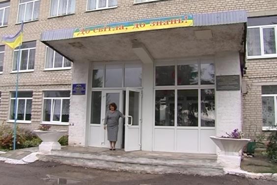 У Грушинському НВК на Первомайщині капітально відремонтували дах та утеплять фасад