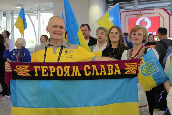 З прапорами, танцями та вигуками «Слава Україні!». Національну збірну Invictus Games зустріли в Сіднеї