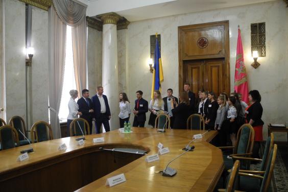 Школярі-активісти Печенізького району відвідали ХОДА з екскурсією
