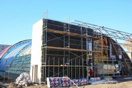 На будівлі майбутнього Красноградського ФОКу завершують зовнішні роботи