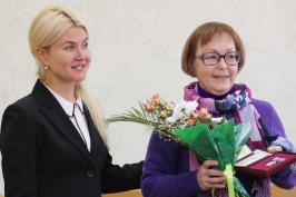 Юлія Світлична передала державну нагороду співробітниці Інституту радіофізики та електроніки