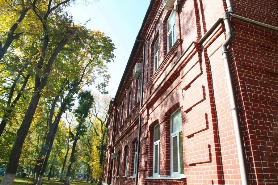 На будівлі офтальмологічного корпусу обласної лікарні замінили дах