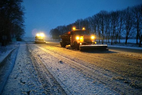 Дороги области убирали от снега около ста единиц техники