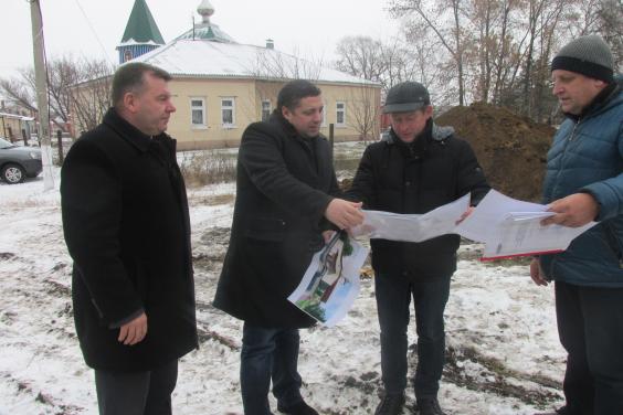 Вадим Данієлян проінспектував хід будівництва сільської амбулаторії в Куп'янському районі