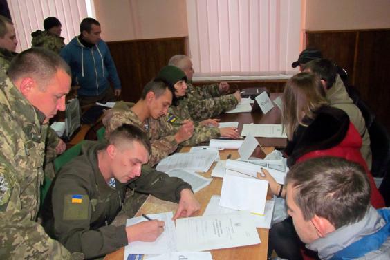 Близько 2 тисяч жителів області стали воїнами-контрактниками ЗСУ