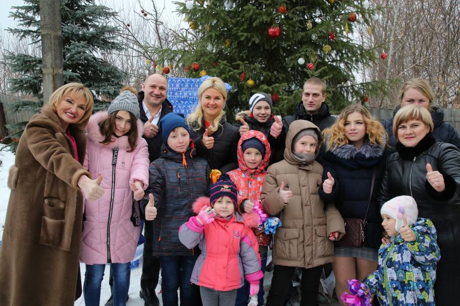 Юлія Світлична та Ірина Луценко передали ключі від нового будинку прийомній родині, що виховує 8 дітей