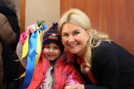 Юлія Світлична та Ірина Луценко передали ключі від нового будинку прийомній родині, що виховує 8 дітей