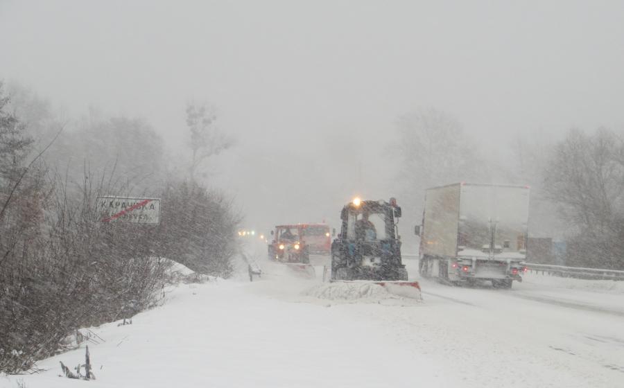 Сніг на дорогах області прибирають 225 одиниць техніки