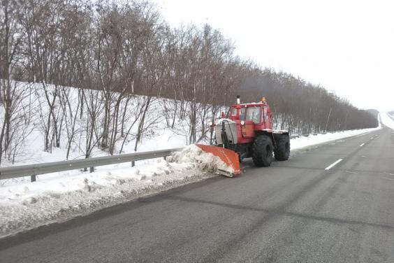 Протягом доби дороги області розчищали від снігу 112 одиниць спецтехніки