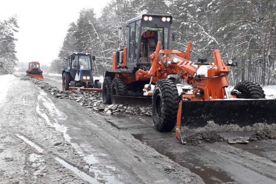 Сніг на дорогах області прибирають 112 одиниць спецтехніки