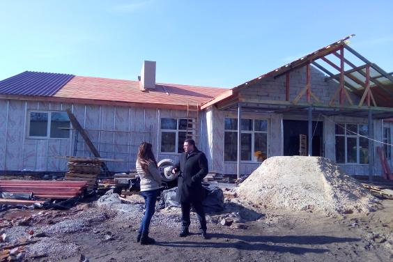 У майбутній амбулаторії села Курилівка на Куп'янщині вже встановили вікна та розпочали внутрішні роботи