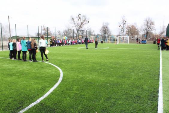 В Нововодолажском лицее построили футбольное мини-поле