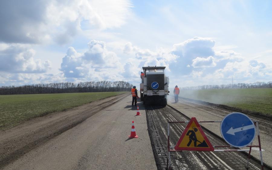 На дороге Мерефа - Лозовая - Павлоград отфрезеровали более 1,5 км покрытия