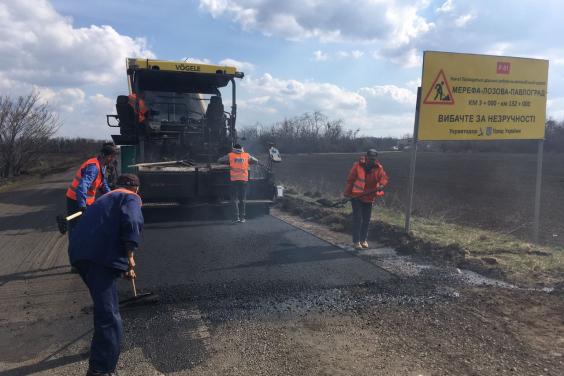 На дороге Мерефа - Лозовая - Павлоград восстанавливают покрытие