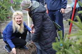 Юлия Светличная присоединилась к областной акции и приняла участие в высадке 450 деревьев в Солоницевке