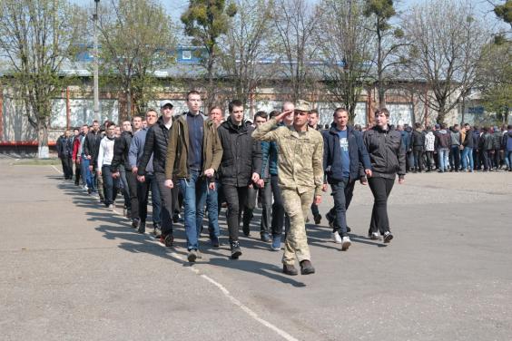 У Харківському обласному військкоматі урочисто відправили першу команду строковиків