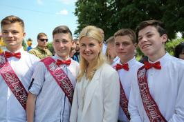 Юлия Светличная поздравила с окончанием школы учеников Дергачевского района