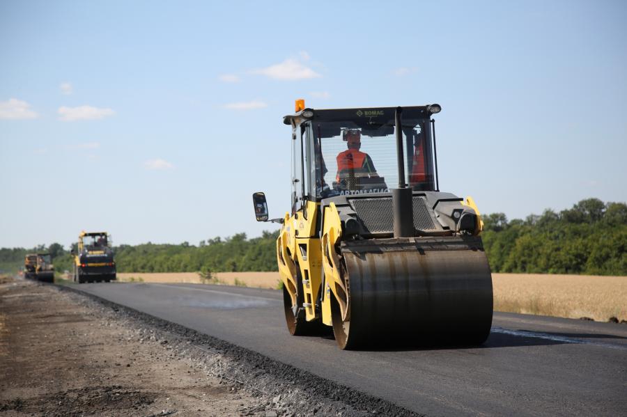 На трасі Мерефа - Лозова – Павлоград ремонтники відновили 51 кілометр покриття