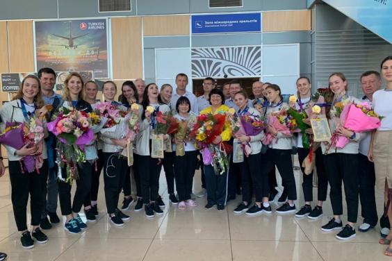 Збірна України з синхронного плавання повернулася додому після тріумфу на чемпіонаті світу