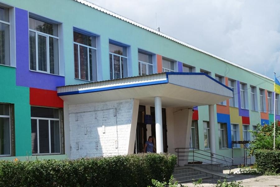 У Біляївському ліцеї на Первомайщині відновили фасад та облаштували спортмайданчик