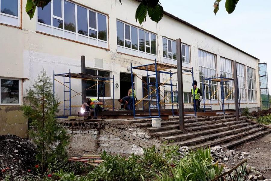 У Краснопавлівському ліцеї утеплюють фасад і реконструюють вхідні групи