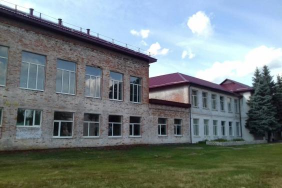 У школі на Краснокутщині замінюють двері й підлогу та облаштовують актову залу